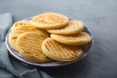 委内瑞拉传统食品玉米饼由玉米粉制成