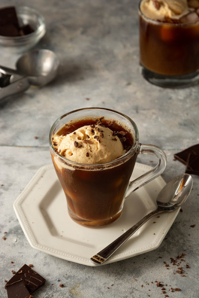 玻璃杯装的冰淇淋和咖啡。affogato喝咖啡。