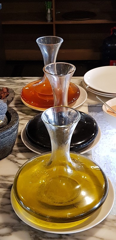 各种瓶装健康鲜榨果汁饮料，包括苹果汁、番石榴汁、菠萝汁等。