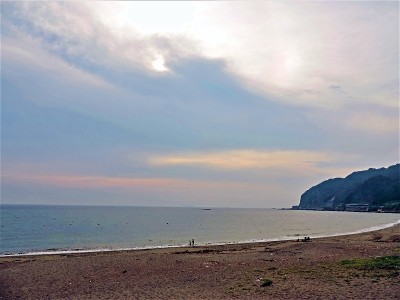 舒适的海湾。日落。