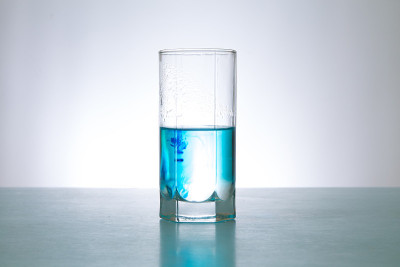 一杯蓝色的水