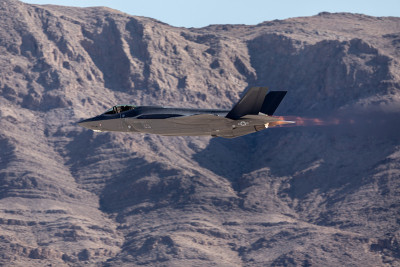 F-35闪电II与加力燃烧器的近侧视图，对内华达山
