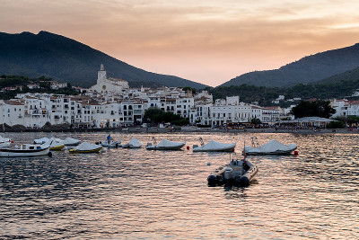 日落Cadaqués，风景如画的村庄Alt Emporda，加泰罗尼亚，西班牙
