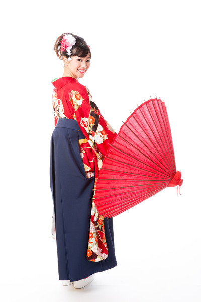迷人的亚洲女人穿着袴孤立在白色背景
