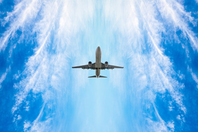 春天的高空飞机和美丽的天空