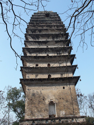 灵宝塔位于中国四川省乐山