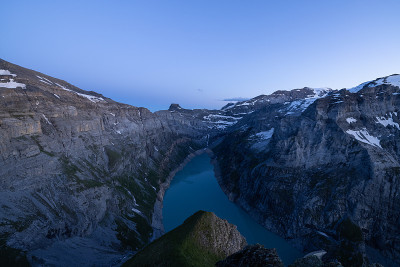 史诗般的日落在瑞士一个叫做Limmerensee的高山湖泊上。阿尔卑斯山的美景。太阳照耀着山顶。太棒