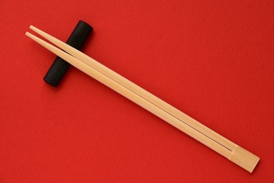 红色背景的一次性竹筷。