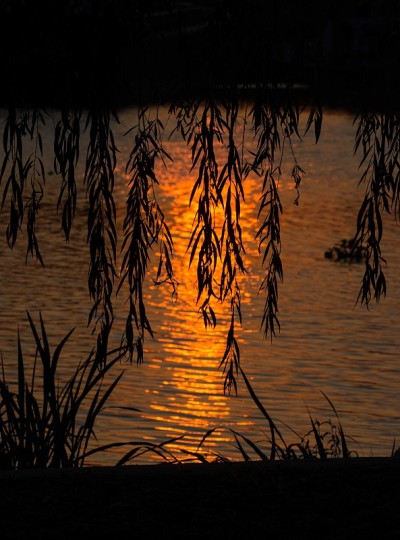 水面上落幕的夕阳