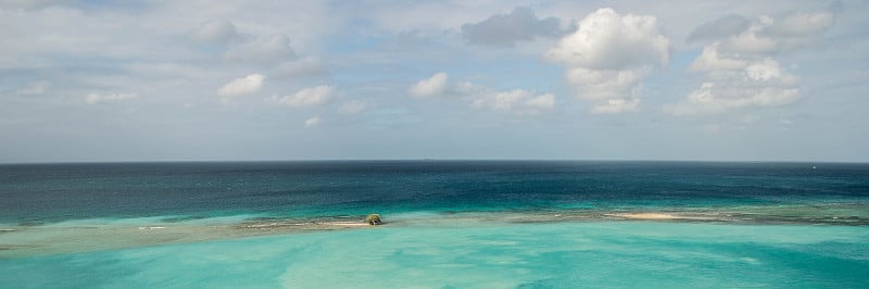 阿鲁巴海岸碧绿的海水