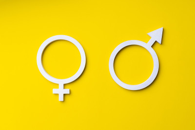 黄色背景上的男女性别象征