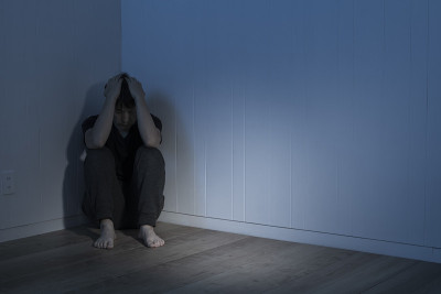 一个人坐在黑暗的房间里，不知所措