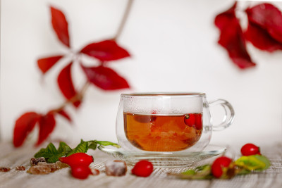 玻璃杯中的玫瑰果茶