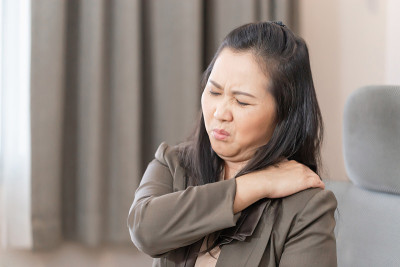商务女性颈肩疼痛，上臂疼痛，肌肉问题，医疗保健和医学概念