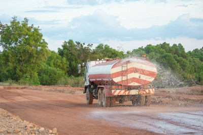 水车在为一个新的道路建筑工地喷水。