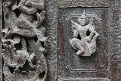 缅甸曼德勒shwenanaw寺外墙上雕刻人物特写