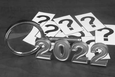 问号，放大镜和数字2022。
