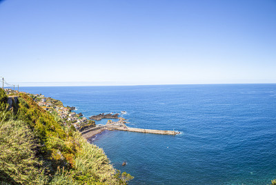 夏天葡萄牙马德拉岛上的波尔图莫尼兹村