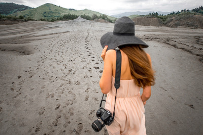 行走在泥火山附近的女性旅行者