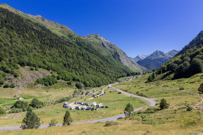 比利牛斯山脉的阿尤斯湖和Midi d’ossau山(法国)