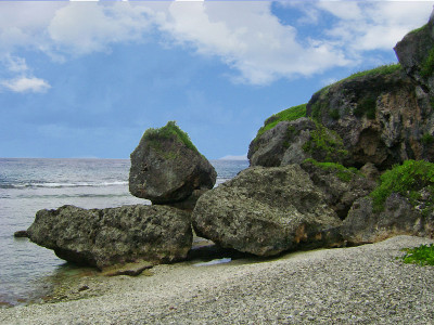 塞班岛梯子海滩的巨大岩石