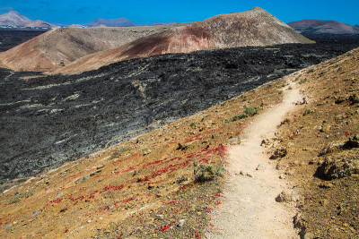 一条穿过火山的小路。