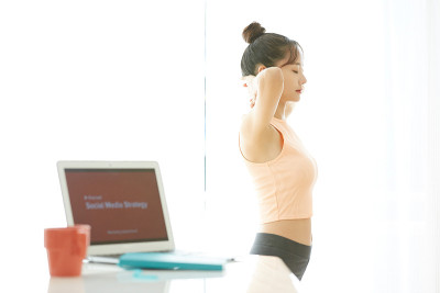 一个年轻的亚洲女人在家里锻炼
