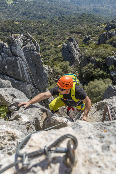 一名男子在攀爬via ferrata