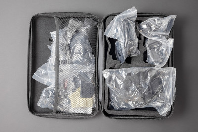 行李箱一种装有物品的打开的灰色手提箱摄像头设备。俯视图