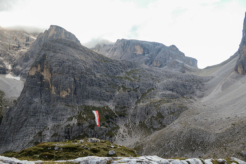 Oberbachernspitze -意大利Dolomites的一面Tirolian旗帜在风中飘扬。