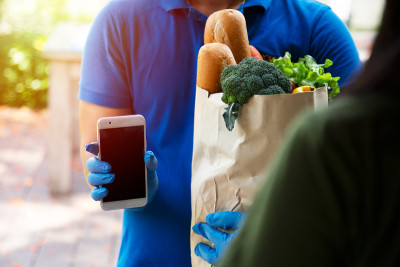 食品服务提供者戴着口罩。待在家里，减少covid-19病毒的传播。