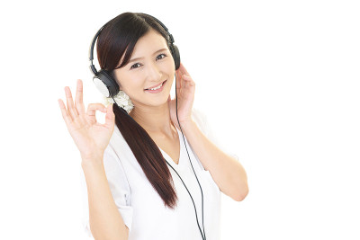 女学生戴着耳机学习