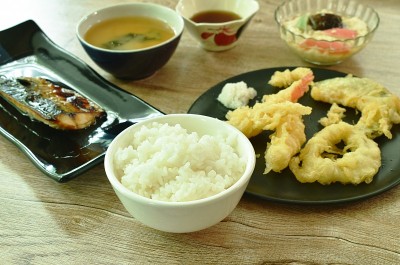 白米饭、烤沙巴鱼、天妇罗、味噌汤日本料理套装