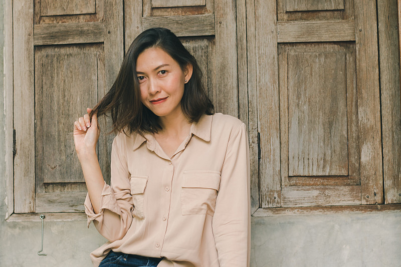 妇女们靠窗而坐。