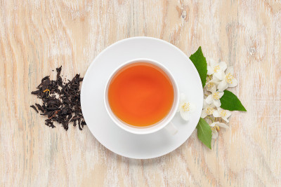 一杯茉莉花茶。仪式的概念。俯视图
