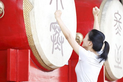 女游客鼓楼，西安，中国