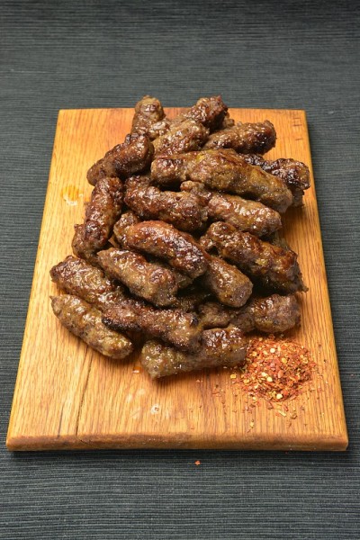 木板上的烤肉串