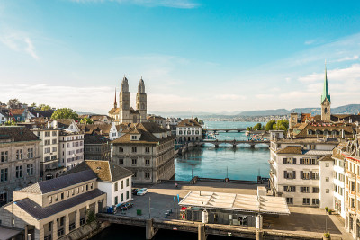 苏黎世天际线与Limmat和Grossmünster
