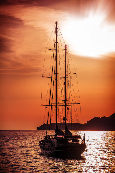 旧船驶向夕阳。