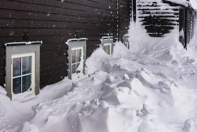 风暴。大雪。满是雪的房子。灾难