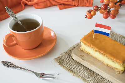 4月27日是荷兰国庆日，这天的荷兰传统美食是橙色汤团，配有布丁和糖霜。