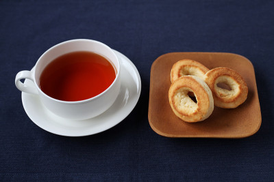 烤饼圈放在盘子里，热茶单独放在桌上