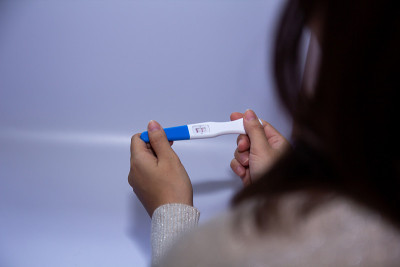 女性新妈妈持有怀孕测试阳性结果。新生活，新家庭观念。