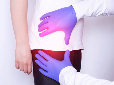 女孩在会诊时患了髋关节病、大腿滑膜炎和滑囊炎、炎症、骨关节炎