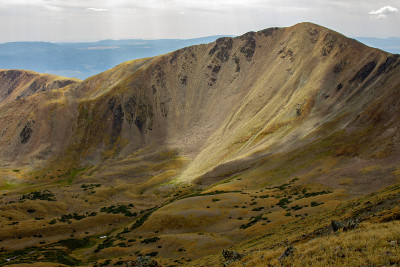 从美国新墨西哥州陶斯市的新墨西哥州最高点惠勒峰(Wheeler Peak)上看落基山脉的基督圣血山脉
