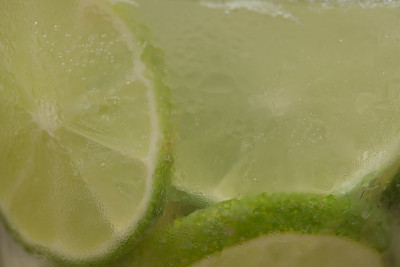 巴西典型的凯匹林亚鸡尾酒(cachaça，柠檬加糖)。