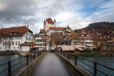 图恩的桥和图恩城市的景色，图恩城堡(Schlossberg Thun)为背景-图恩，瑞士
