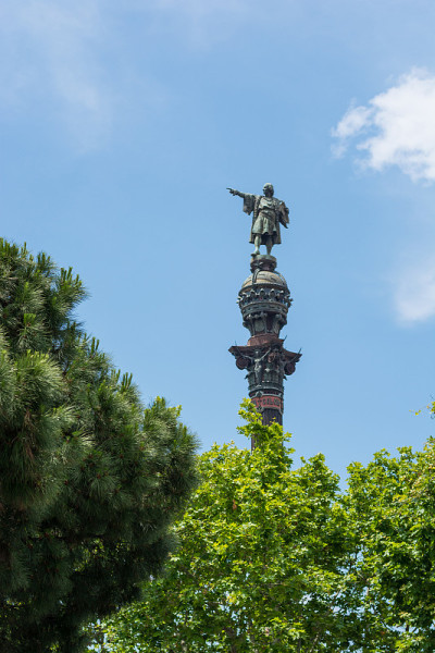 哥伦布纪念碑在港口地区有一个象征性的名字——在巴塞罗那的del Portal de la Pau“和