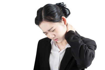 急性疼痛和喉咙痛症状的女商人孤立在白色背景。白色背景上的剪切路径。