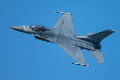 F-16猎鹰战斗机以非常不寻常的近距离接近